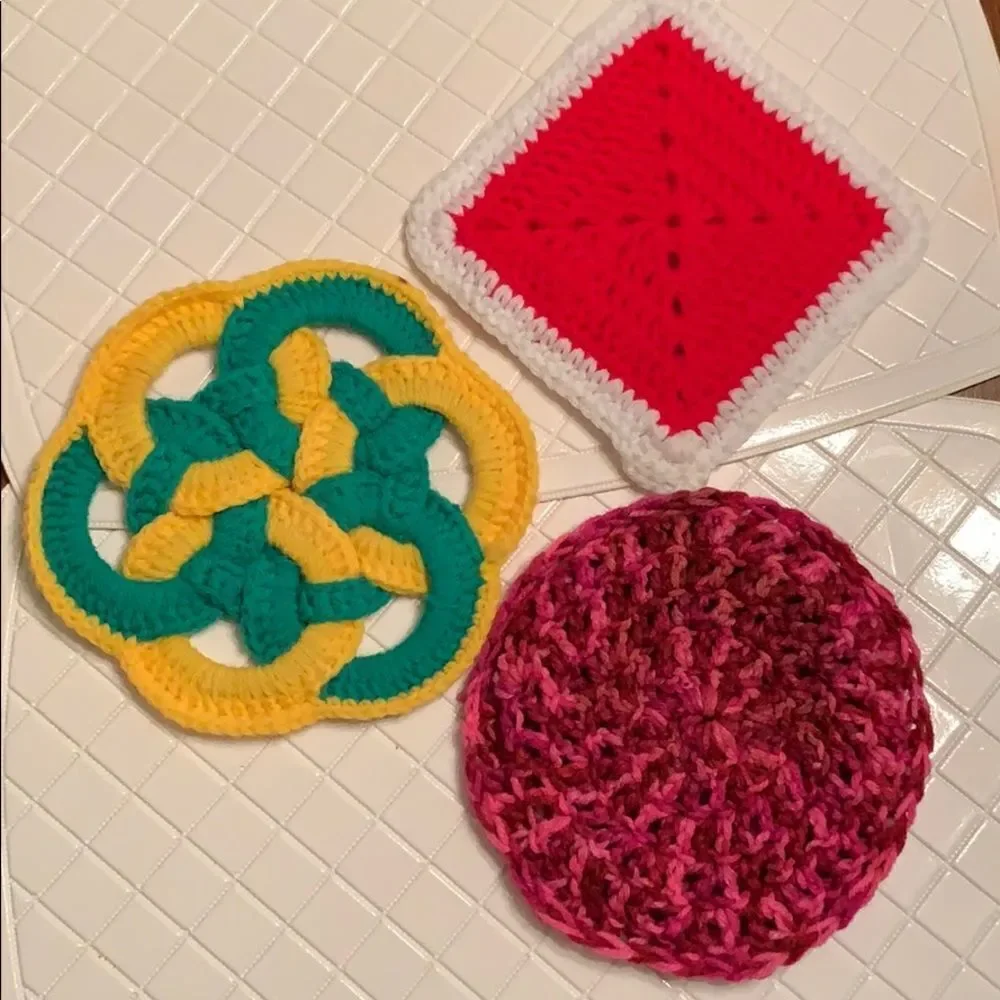 Vtg 3 crocheted yarn trivets/pot holders 🧶‎